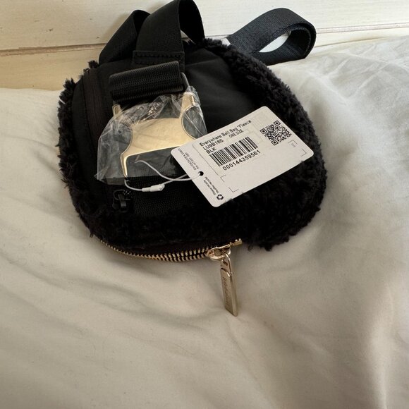 NWT, Lululemon Everywhere Belt Bag - Fleece, Black - Gold Hardware - Picture 12 of 14